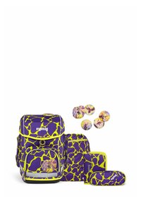 Set di zaini con motivo giraffa viola e giallo, composto da borsa da ginnastica abbinata, astuccio, portafoglio e cinque spille a tema supereroi.