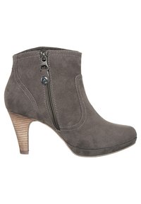 Stivaletto in pelle scamosciata grigia con punta appuntita, zip laterale e tacco in legno impilato. Le cuciture bianche aggiungono dettaglio al design superiore.