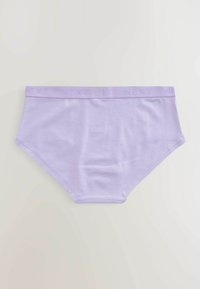 Slips in cotone lilla con una texture liscia e una fascia elastica impreziosita dalla scritta "NEXT." Presentano un design classico a vita alta.