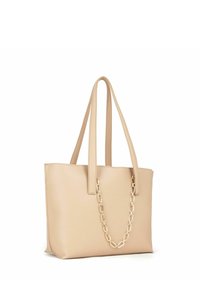Tote bag beige en cuir lisse, avec de longues poignées et un accent en chaîne dorée sur le devant. Forme rectangulaire. Texture douce.