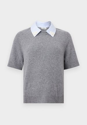 Pull en maille gris à manches courtes avec col de chemise rayé bleu et blanc orné de petites broderies florales blanches.