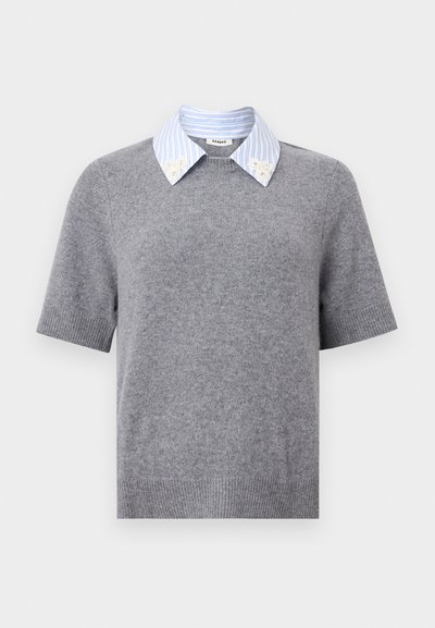 Grå kortermet strikkegenser med blå og hvitstripet skjortekrage pyntet med små hvite blomsterdetaljer.