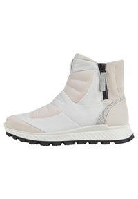 Zapatilla alta de cuero blanco con acentos texturizados, con cremallera lateral y suela de goma en contraste, diseñada para comodidad y soporte.