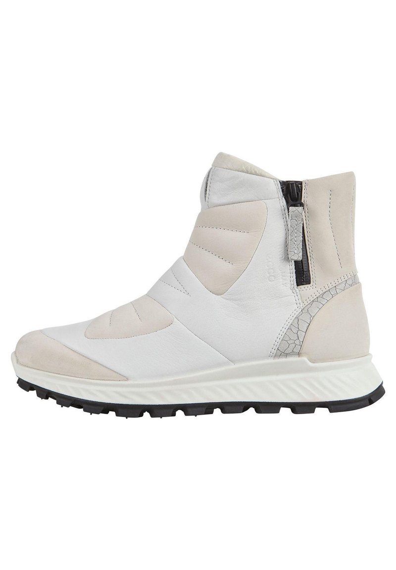 Zapatilla alta de cuero blanco con acentos texturizados, con cremallera lateral y suela de goma en contraste, diseñada para comodidad y soporte.