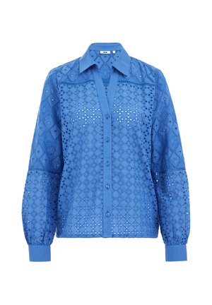 Blå skjorta med knappar, gjord av lätt, broderad tyg med diamantmönster och ögonlitsdetaljer; har långa ärmar och en krage.
