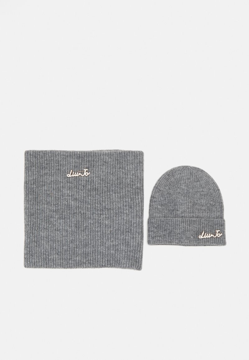 Set di sciarpa e berretto a coste grigie, con un piccolo logo ricamato. Texture morbida e vestibilità aderente. Adatto per l'uso in tempo freddo.