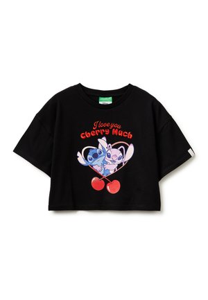 Czarny krótki t-shirt z postaciami z Disneya - Stitch i Angel wewnątrz serca, pod nimi dwie wiśnie oraz tekst „I love you cherry much” nad nimi.