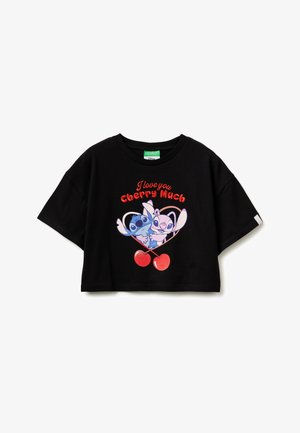 Zwart cropped T-shirt met Disney's Stitch en Angel personages binnen een hart, twee kersen eronder en de tekst "I love you cherry much" erboven.