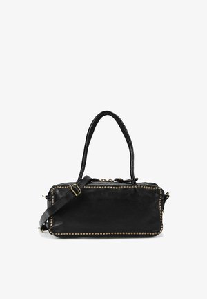 Borsa a mano in pelle nera con dettagli in borchie dorate, forma rettangolare, doppio manico e tracolla regolabile. Texture liscia.