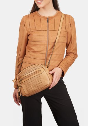 Borsa a tracolla color tan in pelle texturizzata con accenti perforati, dotata di un compartimento con zip e di una tracolla regolabile.