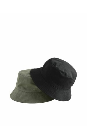 Dva jednoduché klobúky typu bucket, jeden čierny a jeden olivovo zelený, navrstvené a prekryté na bielom pozadí.