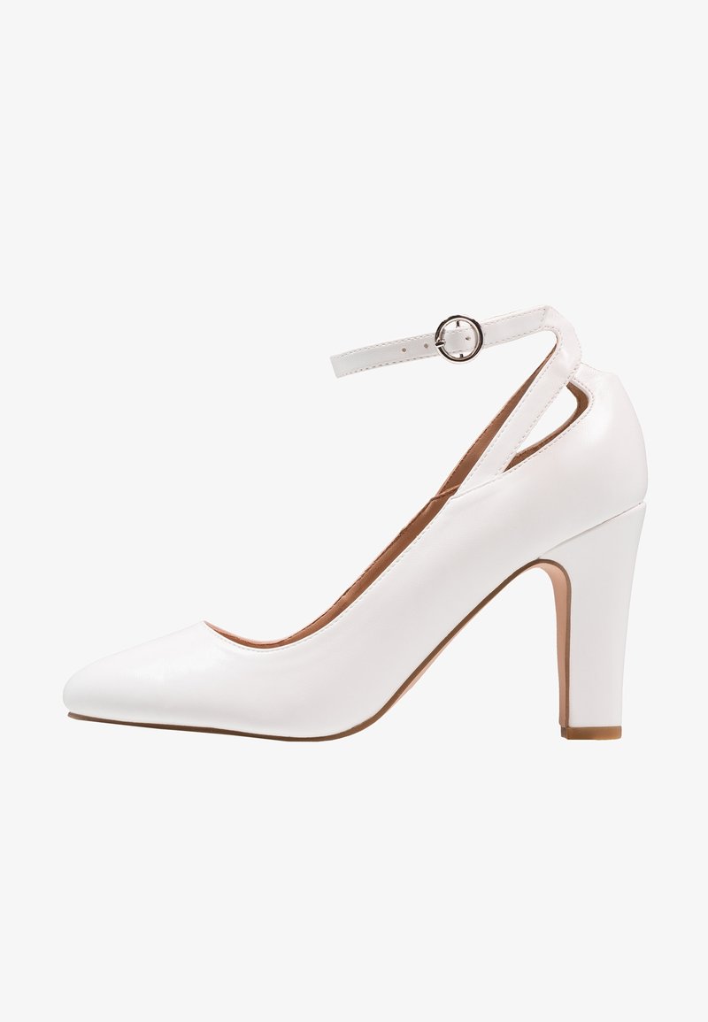 Escarpin en cuir blanc à talon haut avec bout pointu, bride de cheville avec boucle ronde argentée et talon épais.