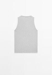 Šedý bezrukávový top, texturovaná tkanina, zaoblený výstřih a široké průramky. Jednoduchý design bez vzorů nebo ozdob.