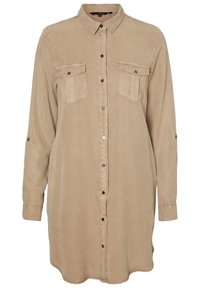 Beige långärmad skjortklänning i mjukt tyg, med knapplist fram, två bröstfickor och uppvikta ärmar.