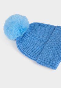 Cappello di lana blu lavorato a maglia, con un grande pom-pom soffice sulla parte superiore, mostrato su uno sfondo bianco.
