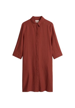 Robe chemise couleur rouille, longueur genou, manches trois-quarts, col pointu et boutons dissimulés à l'avant.