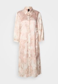 Φόρεμα πουκάμισο σε ανοιχτό ροζ χρώμα με λουλούδια, γιακά, μακριά μανίκια και κλείσιμο με κουμπιά. Διαθέτει απαλό σατέν υλικό και διακριτικό βοτανικό σχέδιο.