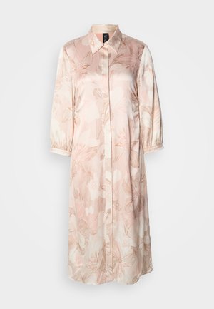 Vestito camicia rosa chiaro con stampa floreale, colletto, maniche lunghe e chiusura con bottoni. Presenta una texture satinata liscia e un delicato motivo botanico.