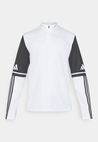 Langærmet atletisk top med en hvid krop og sorte ærmer, med en kvart-zip hals, Adidas-logo og kontrasterende striber på armene.