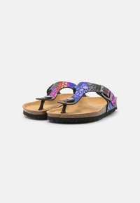 Fekete és színes flip-flop papucsok, textúrált pánttal, amely pöttyös mintázatú, parafa talppal és gumi alsó résszel a tapadásért.