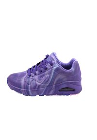 Fialová sneaker s mramorovanou texturou, vybavená polstrovaným límcem, perforovanými částmi a viditelnou vzduchovou jednotkou v podešvi. Design se šněrováním.