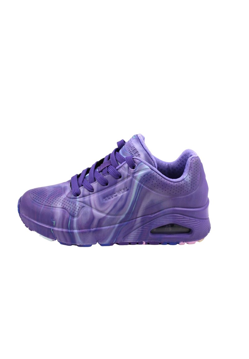 Fialová sneaker s mramorovanou texturou, vybavená polstrovaným límcem, perforovanými částmi a viditelnou vzduchovou jednotkou v podešvi. Design se šněrováním.