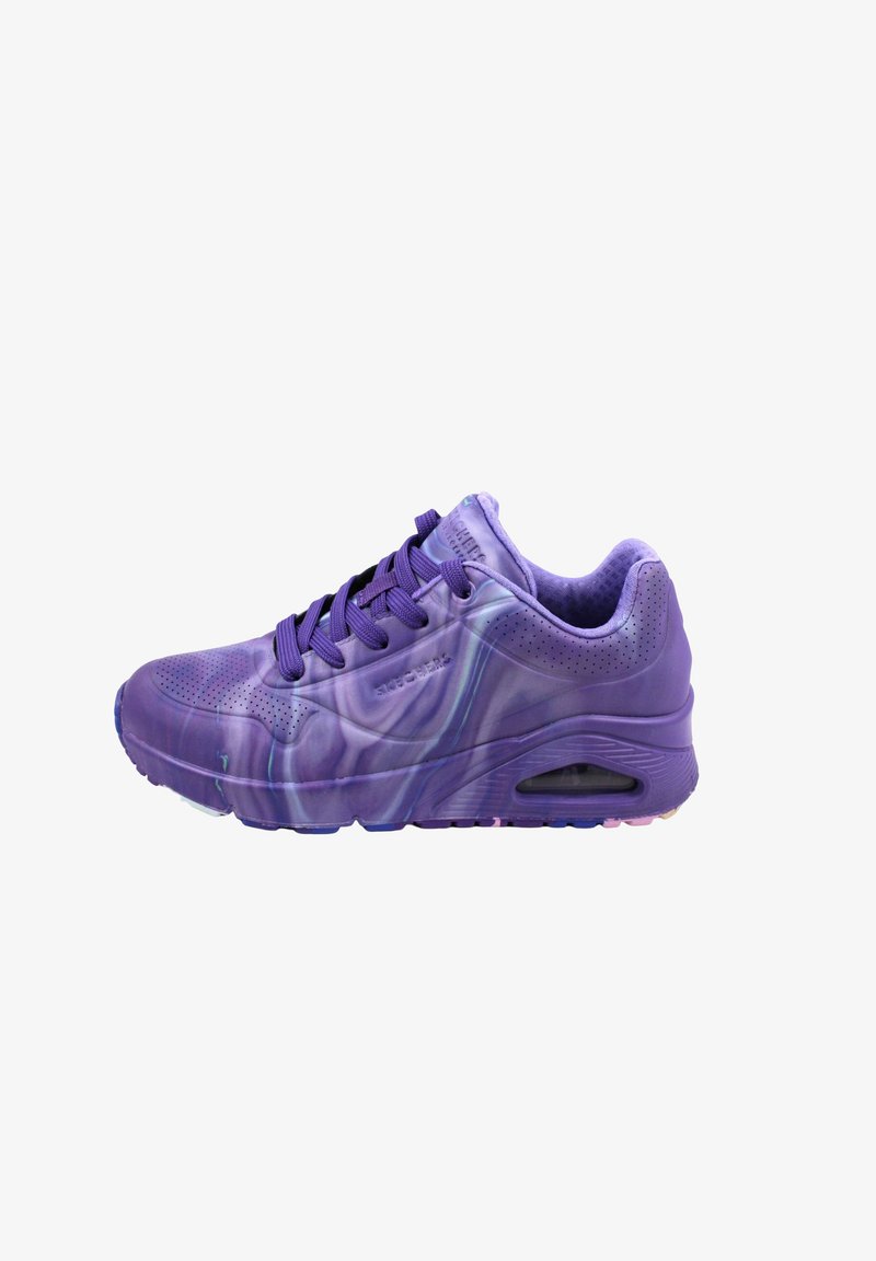 Fialová sneaker s mramorovanou texturou, vybavená polstrovaným límcem, perforovanými částmi a viditelnou vzduchovou jednotkou v podešvi. Design se šněrováním.