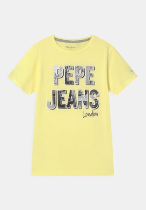 Gele T-shirt met korte mouwen met de tekst "PEPE JEANS London" en een zwart-wit stadsgezichtspatroon op de voorkant.