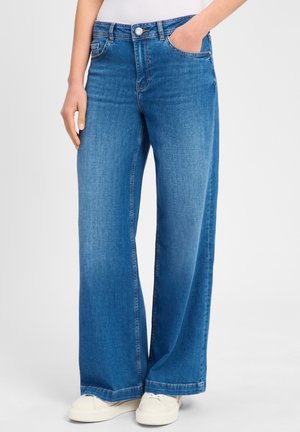 Brede blauwe spijkerbroek van denim, met een hoge taille, frontzakken en een knoopsluiting. De structuur is soepel met een lichte vervaging.