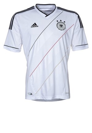 Wit Adidas voetbalshirt met zwarte strepen op de schouders, het logo van het Duitse nationale team met drie sterren, en dunne diagonale zwarte, rode en gouden lijnen.