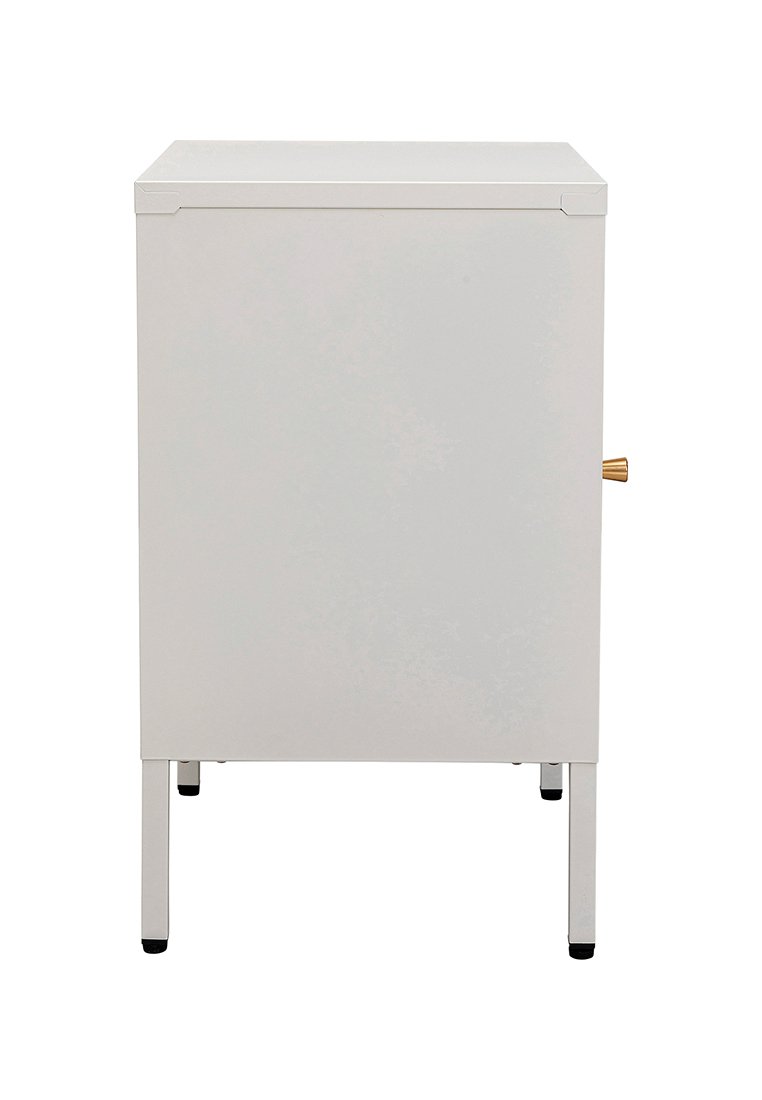 Weißer Metall-Nachtschrank mit flacher Oberseite, einer Tür und einem runden, goldfarbenen Knopf. Er steht auf vier schlanken schwarzen Beinen.