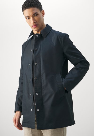 Schwarzer wasserdichter Mantel mit einem klassischen Kragen, Druckknöpfen und zwei Seitentaschen. Slim-Fit und glatte Textur.