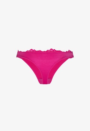 Heldere roze damesbikini met kanten rand langs de bovenste rand, weergegeven tegen een witte achtergrond.