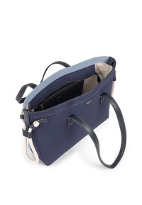 Borsa tote in tela blu navy con dettagli in pelle, interno spazioso e fodera beige con un motivo sottile. Manici doppi con dettagli in corda.
