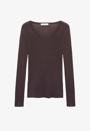 Chemise marron à manches longues en tissu doux et léger, avec un col dégagé et sans motifs ni accents visibles.