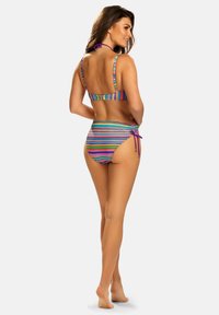 Prążkowany bikini z wielokolorowymi pasami w kolorach fioletowym, różowym i zielonym. Posiada regulowane ramiączka oraz wysoki stan dolnej części z akcentami w postaci kokardek.