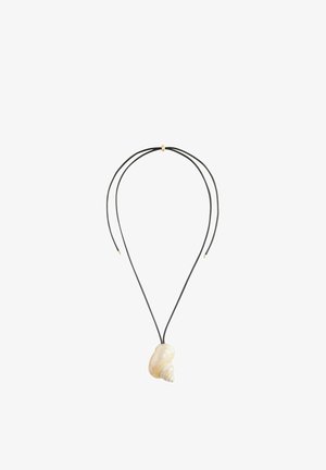 Schwarze Kordelhalskette mit einem natürlichen, cremefarbenen Muschelanhänger und goldfarbenen Verschlussdetails.