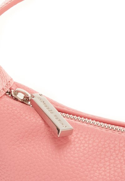 Roze gestructureerde leren handtas met een zilveren ritssluiting met gegraveerde merknaam en een gladde rand aan de rits.