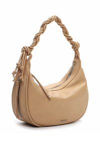 Beežist nahast käekott punutud sangadega, kumer kuju ja kahe lukuga taskutega. Omab sujuvat tekstuuri ja peent logoga aktsenti.