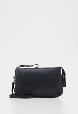 Petit sac bracelet rectangulaire en cuir noir avec fermeture éclair argentée et bandoulière amovible, nom de la marque embossé au centre avant.