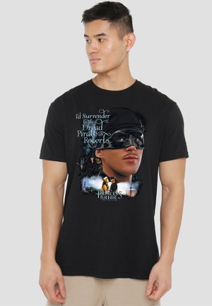 Schwarzes Baumwoll-T-Shirt mit einem Grafikdruck eines Charakters in einer schwarzen Maske und dem Text: "Ich würde dem gefürchteten Piraten Roberts ergeben", was auf "Die Braut des Prinzen" anspielt.