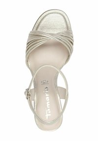 Sandal in tessuto metallizzato argento con design a cinturino incrociato, cinturino alla caviglia regolabile, texture liscia e soletta imbottita con il logo del brand.