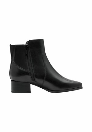 Bottes noires en cuir jusqu'à la cheville avec un bout pointu, des fermetures éclair latérales et un petit talon carré. Texture lisse et design élégant.