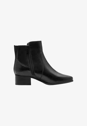 Bottes noires en cuir jusqu'à la cheville avec un bout pointu, des fermetures éclair latérales et un petit talon carré. Texture lisse et design élégant.