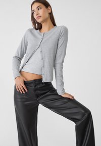 Stradivarius Hlače - black