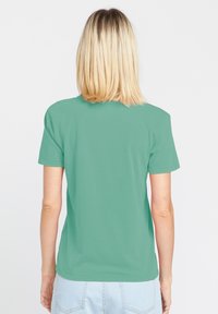 Grünes kurzärmliges T-Shirt aus glattem Stoff, mit Rundhalsausschnitt und lockerer Passform, mit einer schlichten Rückansicht und ohne sichtbare Muster.