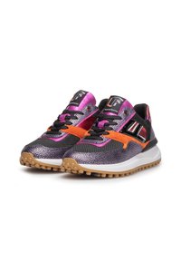 Sneaker sportive con una toma glitterata viola e nera, accenti arancioni, rete testurizzata e suola in gomma con tacchetti per la trazione.