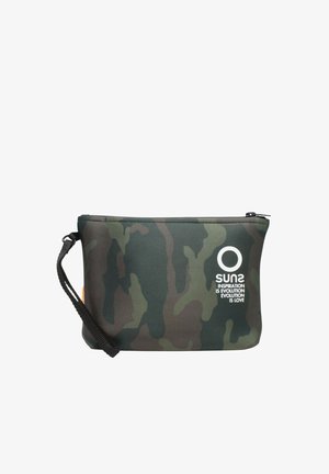 Bustina camouflage in tessuto verde scuro e nero con cerniera nera, cinturino regolabile per polso e logo bianco con scritta su un lato.