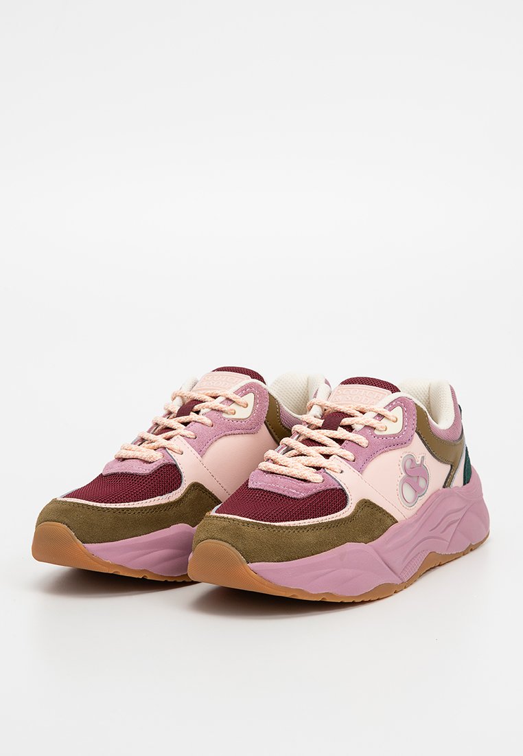Sneakers met een combinatie van roze, bordeauxrood en olijfgroene texturen. Voorzien van een bovenwerk van mesh en suede, met een dikke rubberen zool en logo-detail.