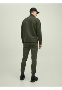 Jack & Jones JPSTWILL AIR PANTS - Spodnji deli trenirk - forest night